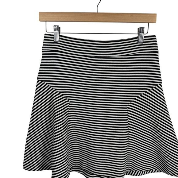 Express Women’s Mixed Stripe Skater Flare Mini Skirt Black/White 2 - Picture 3 of 9